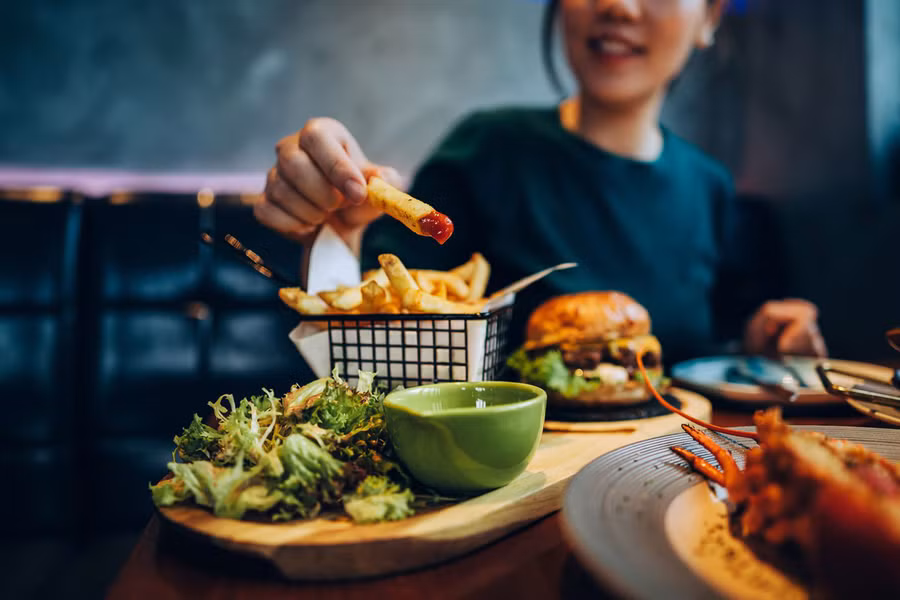 Ăn nhanh làm tăng nguy cơ mắc hội chứng chuyển hóa. (Ảnh: ITN)