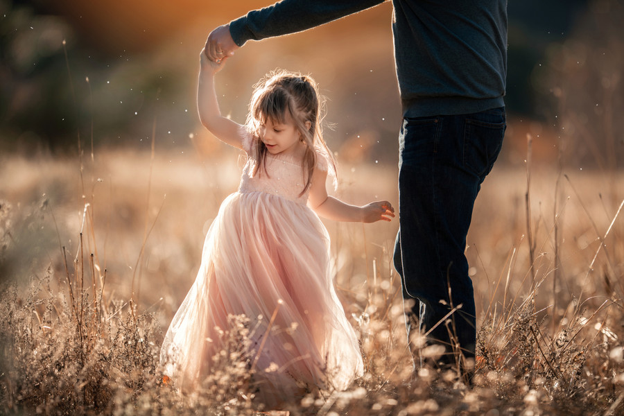 Tất cả các bậc cha mẹ nên đánh giá cao tầm quan trọng của vai trò người cha trong cuộc sống của con gái mình. (Ảnh: ITN). Tất cả các bậc cha mẹ nên đánh giá cao tầm quan trọng của vai trò người cha trong cuộc sống của con gái mình. (Ảnh: ITN).