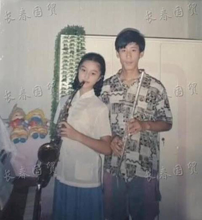 Bất ngờ ảnh thời đi học của Triệu Vy, Huỳnh Hiểu Minh, Phạm Băng Băng... ảnh 8 Bất ngờ với ảnh thời đi học của sao Hoa ngữ: Hồ Ca, Huỳnh Hiểu Minh khác hoàn toàn hiện tại, Chung Hán Lương, Phạm Băng Băng vẫn đẹp xuất sắc từ bé-9