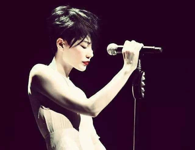 Vương Phi là nữ ca sĩ, nhạc sĩ Hong Kong gốc Trung Quốc. Là một giọng ca đặc biệt và sắc sảo không thể bị trộn lẫn trong lịch sử âm nhạc Hoa ngữ. Vương Phi có lượng người ái mộ khổng lồ trải khắp châu Á. Cô được gọi là "Thiên hậu", trong khi khán giả Nhật thì gọi là "Diva of Asia". Vương Phi đang có mối tình đẹp với bạn trai kém tuổi Tạ Đình Phong. Vương Phi lộ nhiều bằng chứng dao kéo - 5