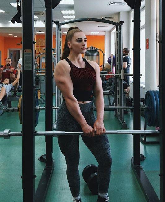 Nhan sắc khác lạ của "búp bê cơ bắp" gánh tạ 250 kg ảnh 5 Nhan sac cua