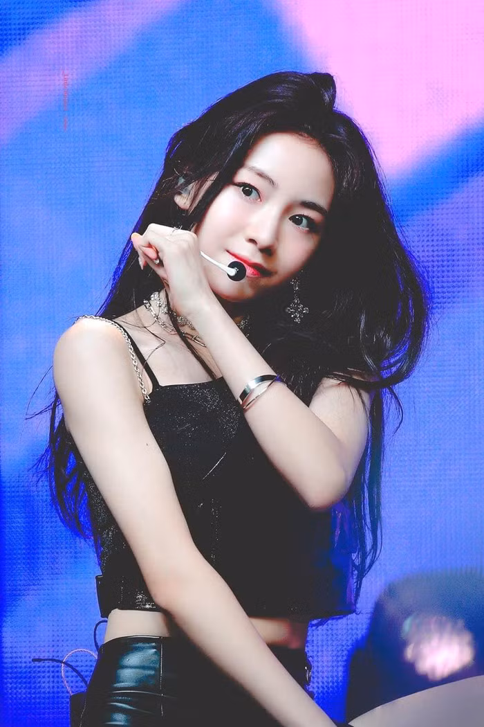 Nhan sắc trong veo của nữ thần tượng nhỏ tuổi nhất Kpop ảnh 1