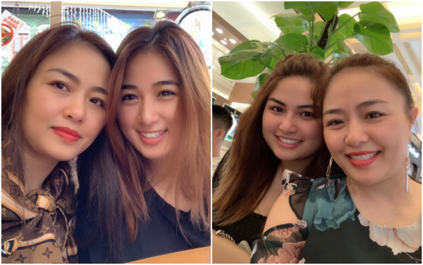 Cô và chị gái chụp ảnh chung với mẹ.