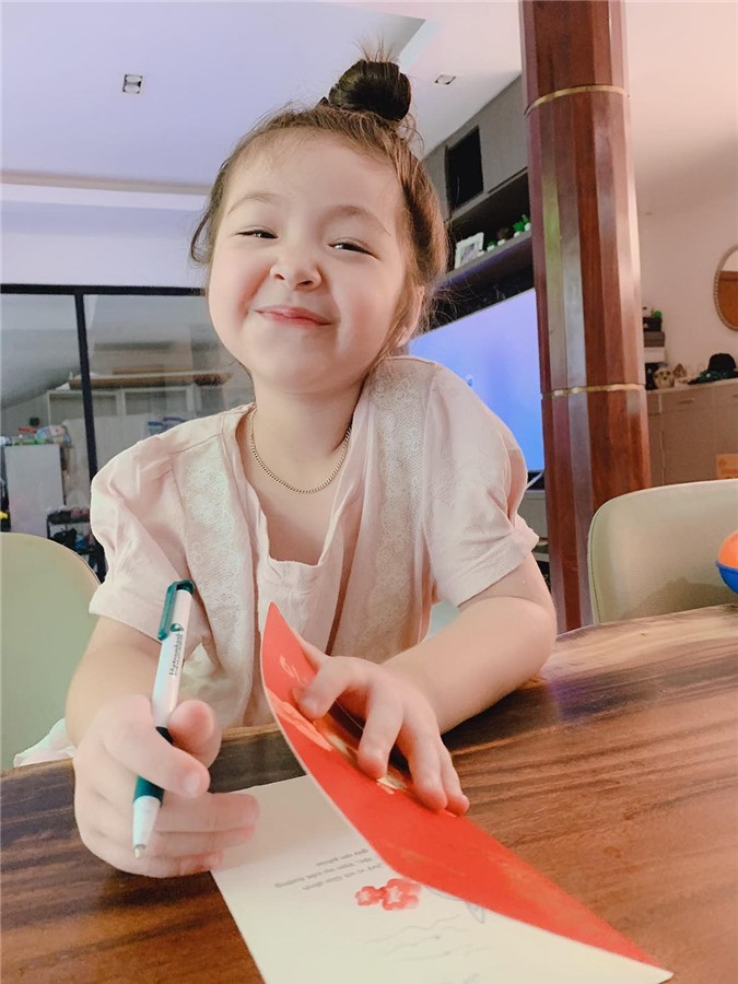 Elly Trần hé lộ hình ảnh mới nhất của Cadie khiến ai nấy ngỡ ngàng ảnh 8 Elly Trần hé lộ hình ảnh mới nhất của Cadie khiến ai nấy ngỡ ngàng ảnh 8