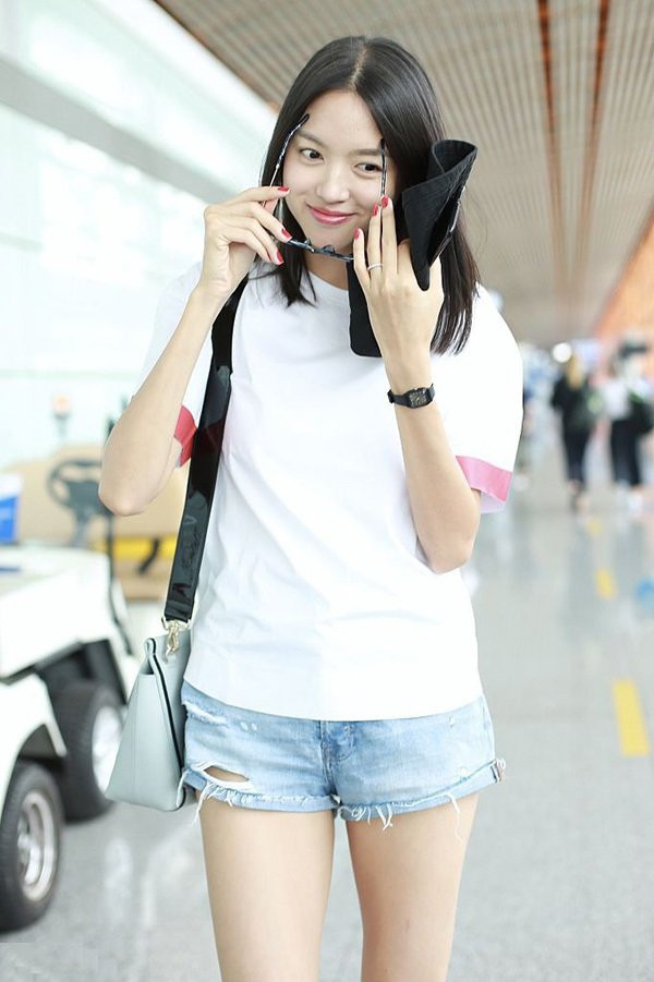 sau khi rut khoi gioi giai tri, hoa hau truong tu lam gay soc boi nhan sac u40 - 3