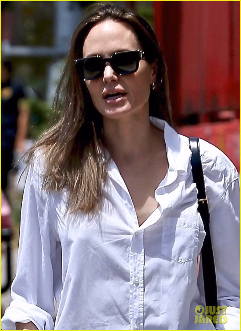 angelina jolie an van gian di, xinh dep dao pho cung con trai cung hinh 4