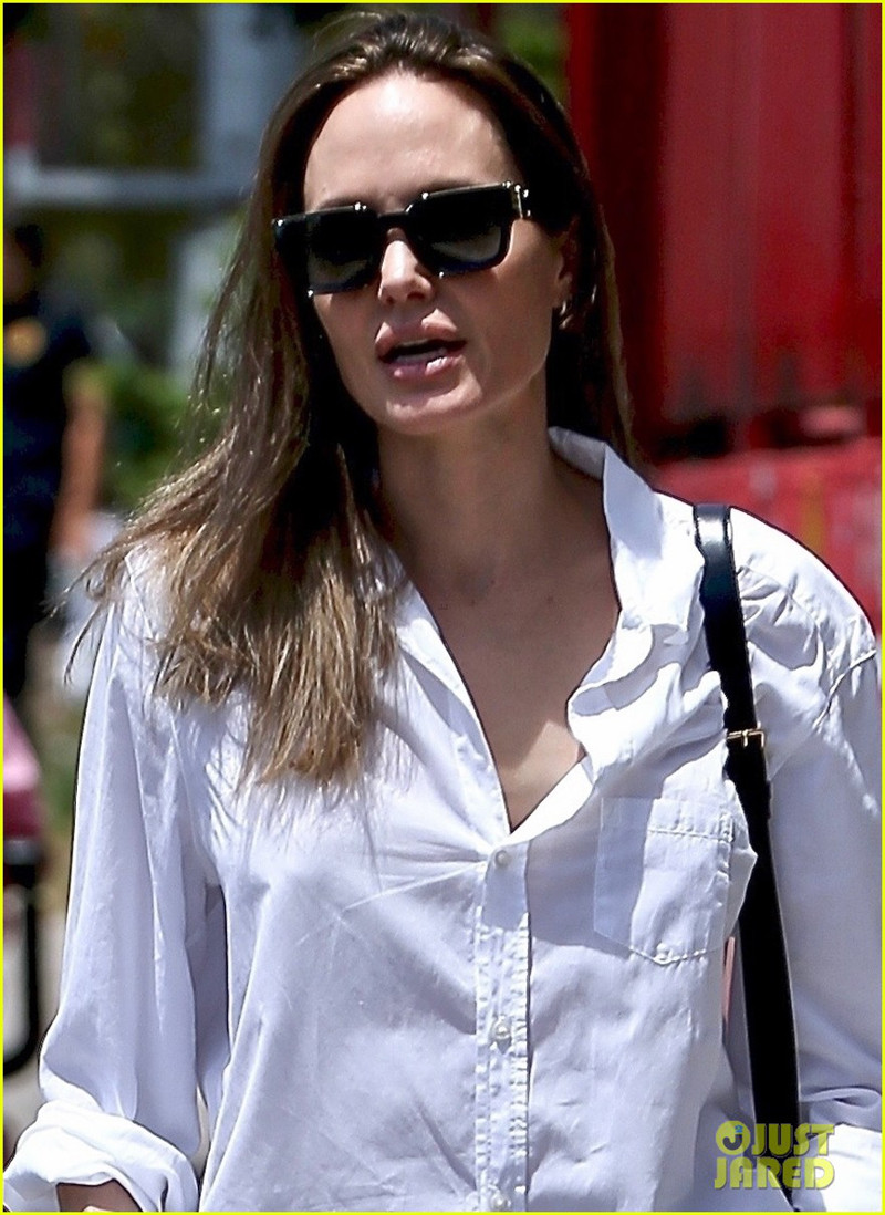 angelina jolie ăn vận giản dị, xinh đẹp dạo phố cùng con trai cưng hình 4 angelina jolie an van gian di, xinh dep dao pho cung con trai cung hinh 4