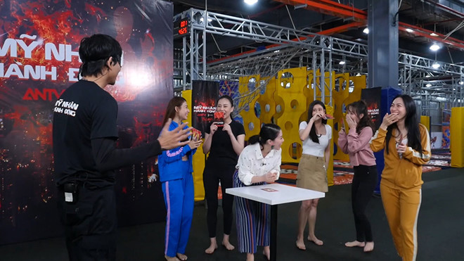 Các thí sinh bật cười khi thấy Tim và Trương Quỳnh Anh chạm mặt nhau trên sóng truyền hình. Ảnh: BTC