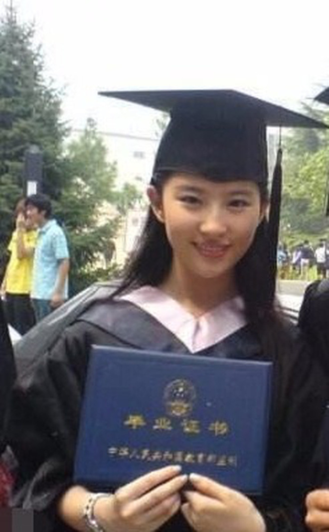 Bất ngờ ảnh thời đi học của Triệu Vy, Huỳnh Hiểu Minh, Phạm Băng Băng... ảnh 11 Bất ngờ với ảnh thời đi học của sao Hoa ngữ: Hồ Ca, Huỳnh Hiểu Minh khác hoàn toàn hiện tại, Chung Hán Lương, Phạm Băng Băng vẫn đẹp xuất sắc từ bé-12