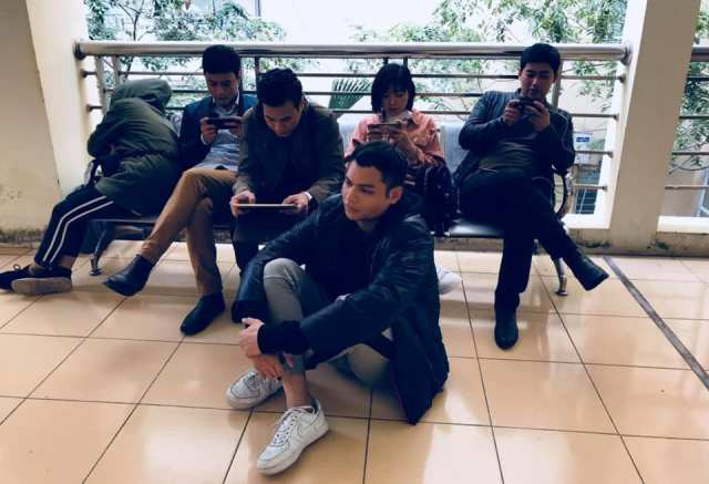 Diễn viên Lê Trang hé lộ ảnh hậu trường vui nhộn, khác hẳn với những cảnh quay máu me mà khán giả nhìn thấy trên phim.