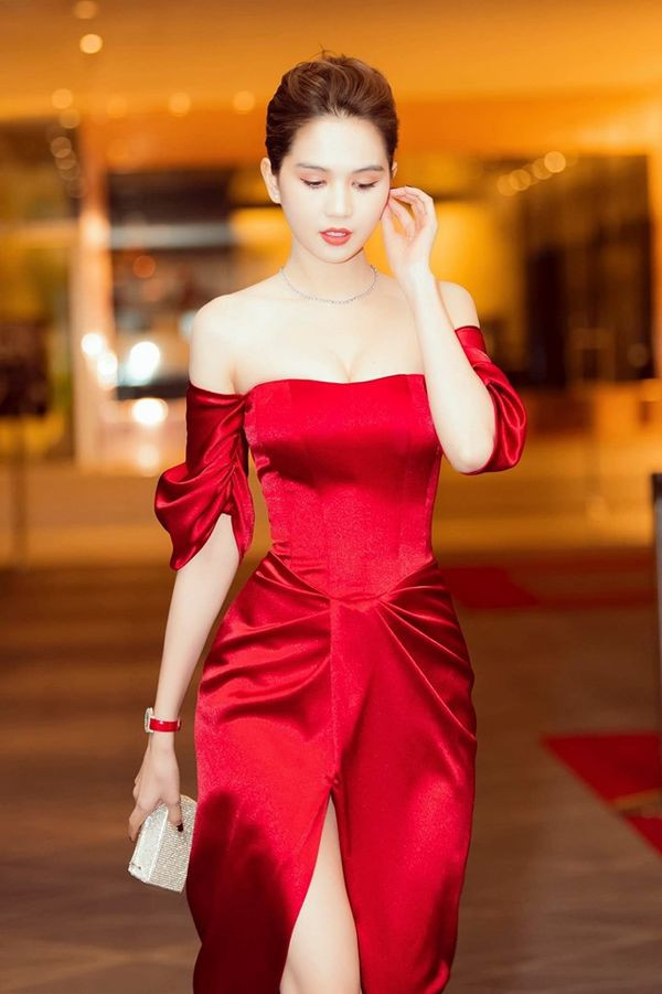 Ngọc Trinh diện váy đỏ cực gợi cảm làm náo loạn thảm đỏ ở Úc ảnh 2 Trở thành tâm điểm chú ý của sự kiện thảm đỏ, Ngọc Trinh tự tin khoe vẻ gợi cảm hết cỡ khi mặc chiếc đầm có chất liệu trơn, thiết kế cắt xẻ đầy tinh tế.