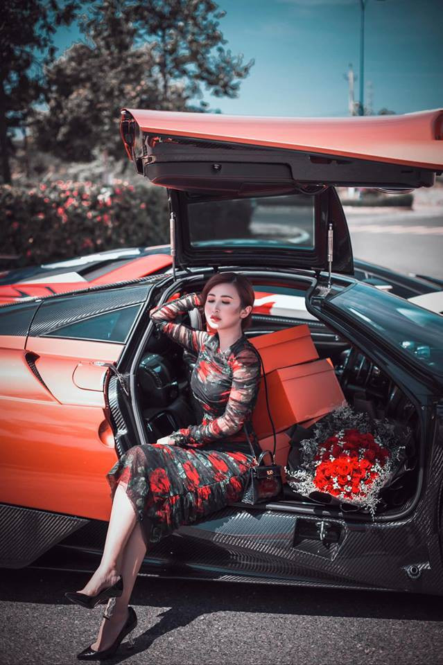 Cuộc sống sang chảnh, ngập trong đồ hiệu của vợ 2 đại gia Minh Nhựa ảnh 4 Cuộc sống sang chảnh, ngập trong đồ hiệu của vợ 2 đại gia Minh Nhựa ảnh 4