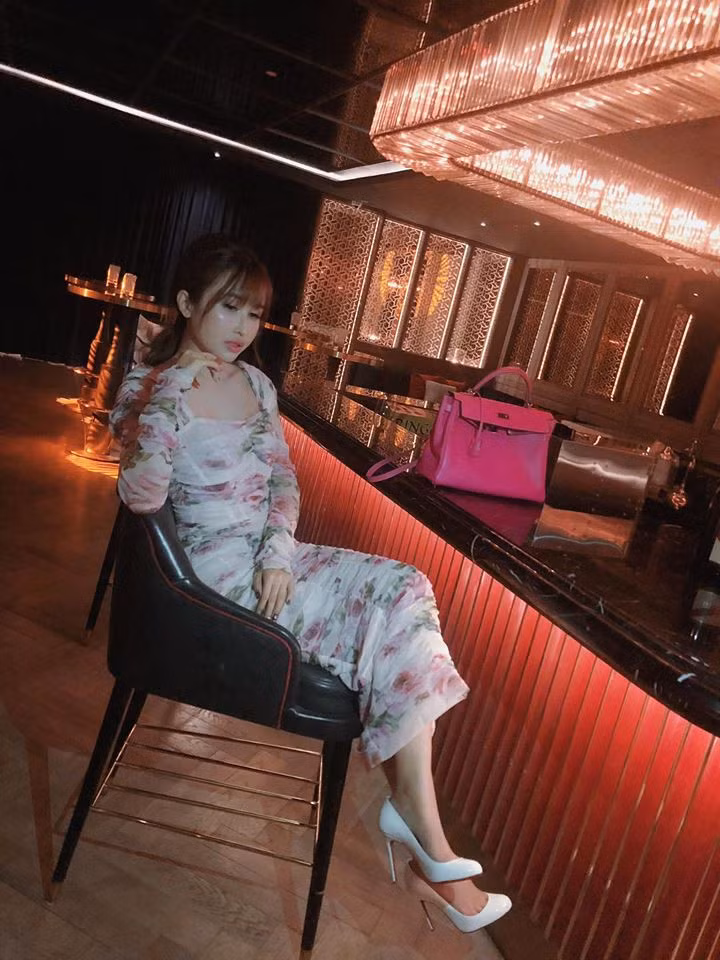 Cuộc sống sang chảnh, ngập trong đồ hiệu của vợ 2 đại gia Minh Nhựa ảnh 14