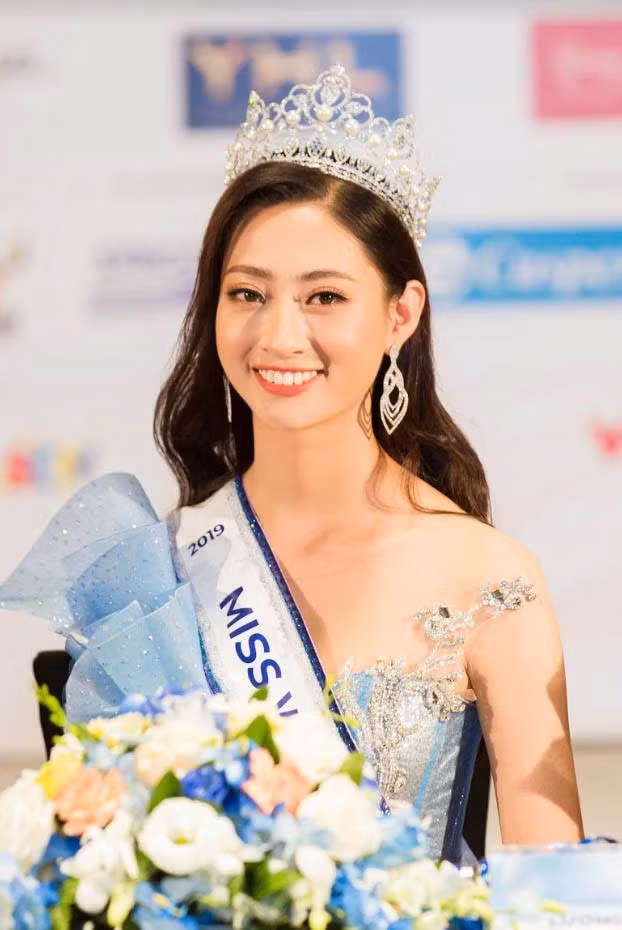 Hoa hậu Lương Thùy Linh: Gia đình tôi bình thường, không mua vương miện