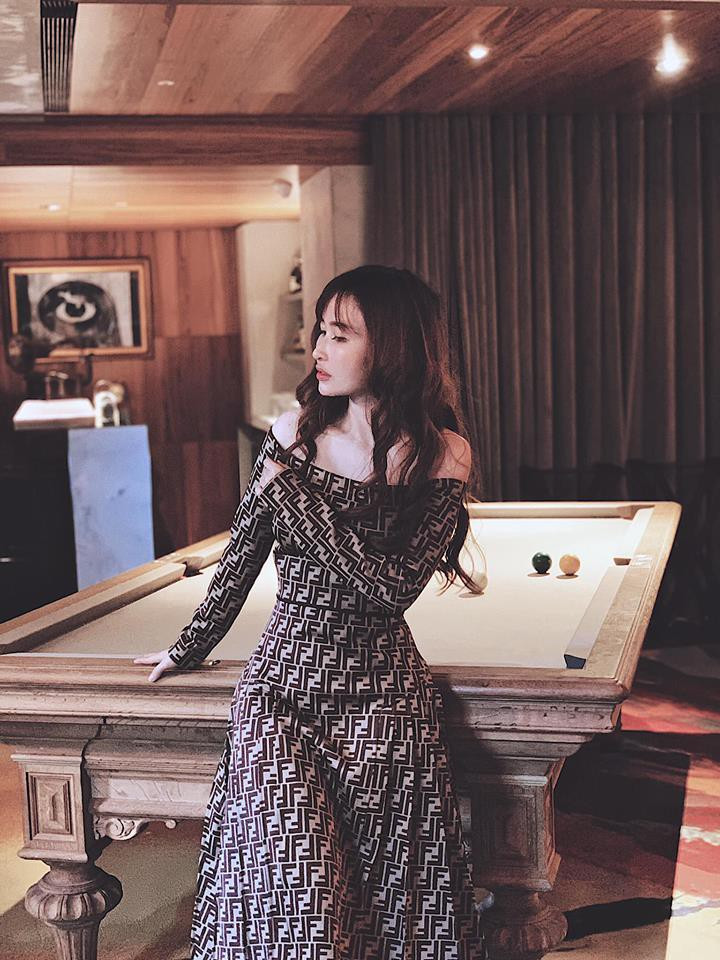 Cuộc sống sang chảnh, ngập trong đồ hiệu của vợ 2 đại gia Minh Nhựa ảnh 17 Cuộc sống sang chảnh, ngập trong đồ hiệu của vợ 2 đại gia Minh Nhựa ảnh 17