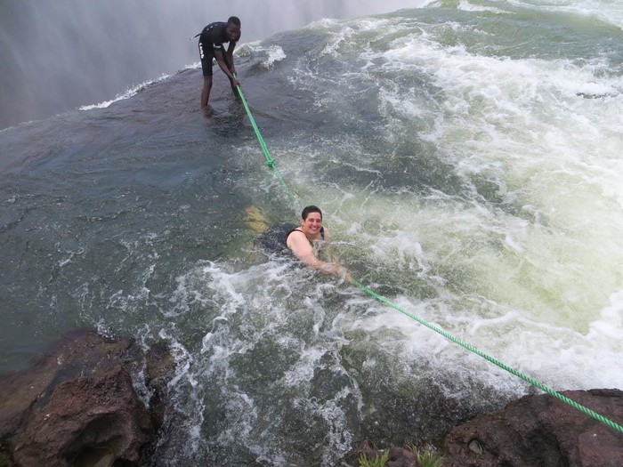 Bể bơi của Quỷ dữ trên đỉnh thác nước nguy hiểm nhất thế giới ảnh 3