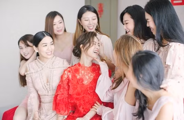 dam hoi hot nhat hom nay: "than tien ty ty" duoc tang vang rong, than the chu re gay sot - 4