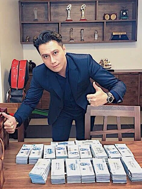 Việt Anh khoe bàn đầy tiền sau khi bị dân mạng chê bai nhan sắc thẩm mỹ - ảnh 2