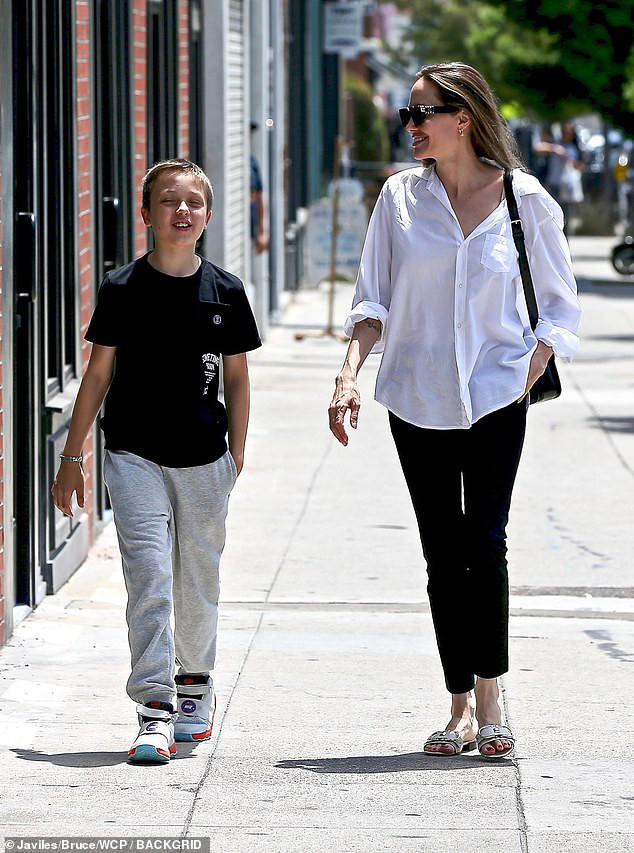 angelina jolie ăn vận giản dị, xinh đẹp dạo phố cùng con trai cưng hình 2 angelina jolie an van gian di, xinh dep dao pho cung con trai cung hinh 2