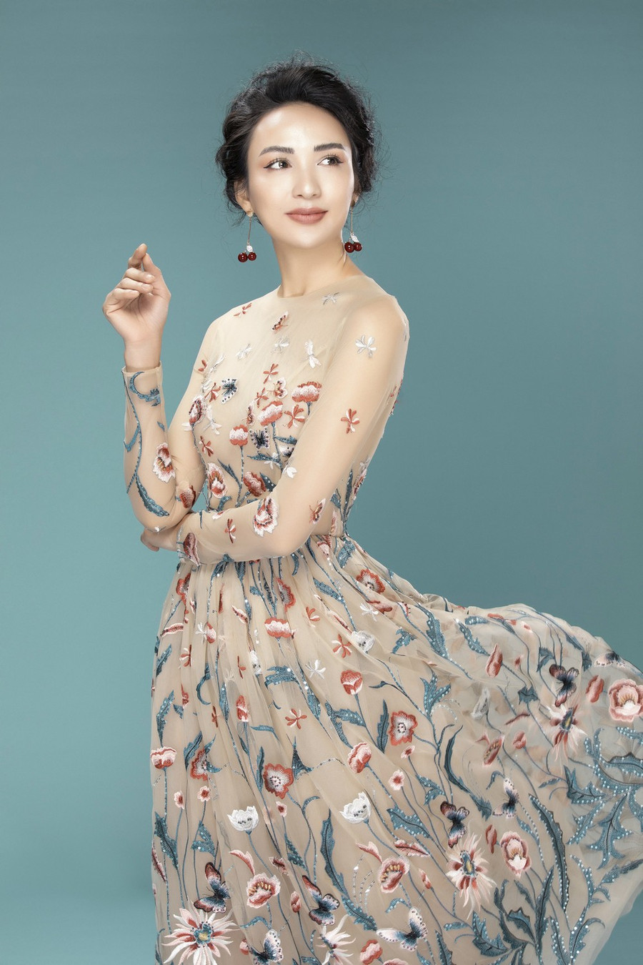 1563985425-475-sau-11-nam-dang-quang-nhan-sac-hoa-hau-ngoc-diem-gay-tram-tro-ngoc-diem--6--1563942204-width1000height1500 1563985425-475-sau-11-nam-dang-quang-nhan-sac-hoa-hau-ngoc-diem-gay-tram-tro-ngoc-diem--6--1563942204-width1000height1500