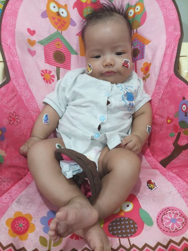 Em đã biết làm mặt nũng rồi đó nha.