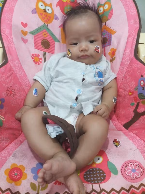 Em đã biết làm mặt nũng rồi đó nha.