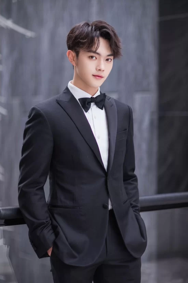 Bất ngờ ảnh thời đi học của Triệu Vy, Huỳnh Hiểu Minh, Phạm Băng Băng... ảnh 21 Bất ngờ với ảnh thời đi học của sao Hoa ngữ: Hồ Ca, Huỳnh Hiểu Minh khác hoàn toàn hiện tại, Chung Hán Lương, Phạm Băng Băng vẫn đẹp xuất sắc từ bé-22