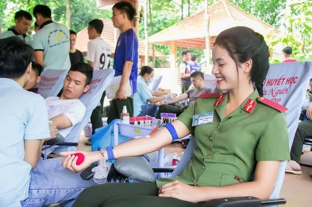 ​Quan điểm sống của cô gái xinh đẹp này là: “Không có nỗ lực là không được đền đáp, nên mình cứ cố gắng thật thà, chăm chỉ và lắng nghe ý kiến, chịu khó học hỏi để ngày càng tốt hơn và có ích hơn. 