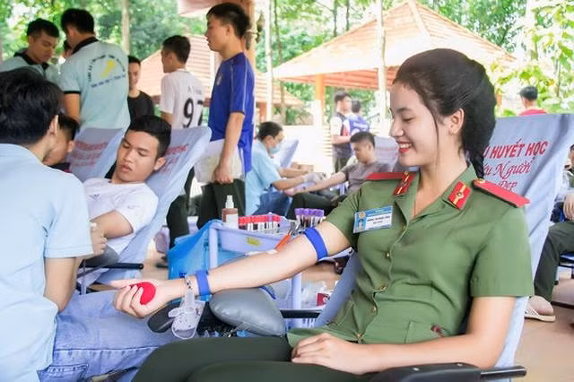 ​Quan điểm sống của cô gái xinh đẹp này là: “Không có nỗ lực là không được đền đáp, nên mình cứ cố gắng thật thà, chăm chỉ và lắng nghe ý kiến, chịu khó học hỏi để ngày càng tốt hơn và có ích hơn. 