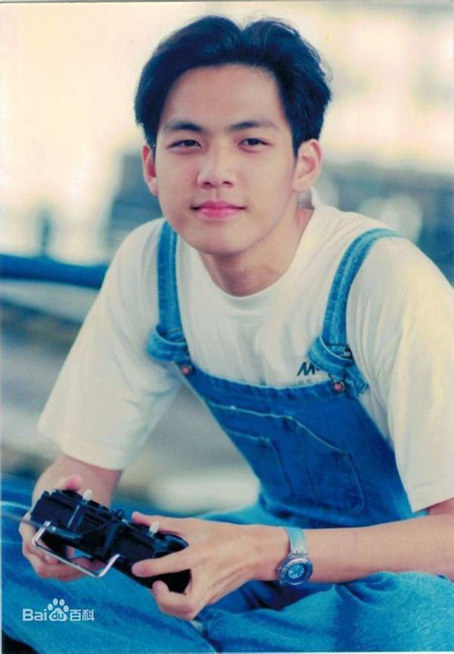 Bất ngờ ảnh thời đi học của Triệu Vy, Huỳnh Hiểu Minh, Phạm Băng Băng... ảnh 6 Bất ngờ với ảnh thời đi học của sao Hoa ngữ: Hồ Ca, Huỳnh Hiểu Minh khác hoàn toàn hiện tại, Chung Hán Lương, Phạm Băng Băng vẫn đẹp xuất sắc từ bé-7