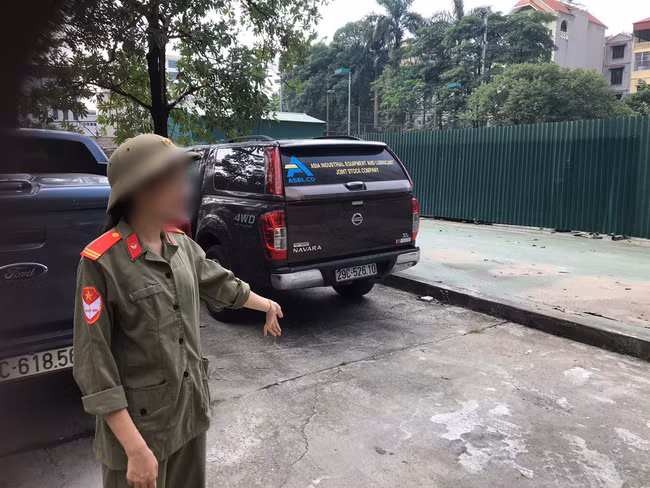 Cận cảnh chiếc xe trường Gateway bỏ quên bé trai 6 tuổi đến chết: Cửa kính dán đen ngòm, ở ngoài không thể nghe thấy tiếng kêu cứu-3