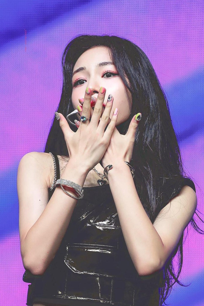 Nhan sắc trong veo của nữ thần tượng nhỏ tuổi nhất Kpop ảnh 2