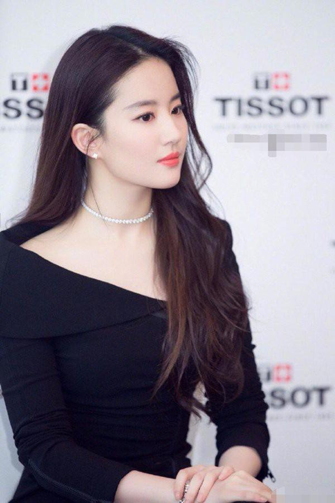 Bất ngờ ảnh thời đi học của Triệu Vy, Huỳnh Hiểu Minh, Phạm Băng Băng... ảnh 13 Bất ngờ với ảnh thời đi học của sao Hoa ngữ: Hồ Ca, Huỳnh Hiểu Minh khác hoàn toàn hiện tại, Chung Hán Lương, Phạm Băng Băng vẫn đẹp xuất sắc từ bé-14