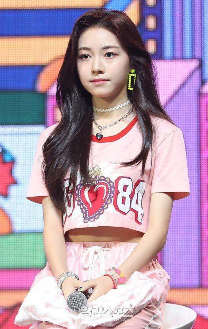 Nhan sắc trong veo của nữ thần tượng nhỏ tuổi nhất Kpop ảnh 3