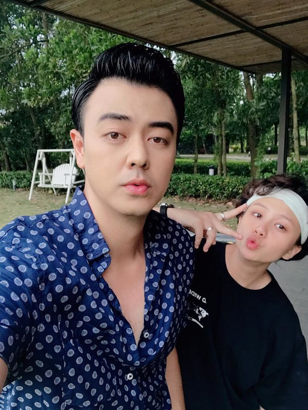 Chân dung gái xinh chen giữa "cặp đôi chim ri" Bảo - Dương trong Về nhà đi con ảnh 1 Xuất hiện gái xinh chen giữa cặp đôi chim ri Bảo Dương, lại còn chụp ảnh thân thiết với bố Quốc ảnh 0