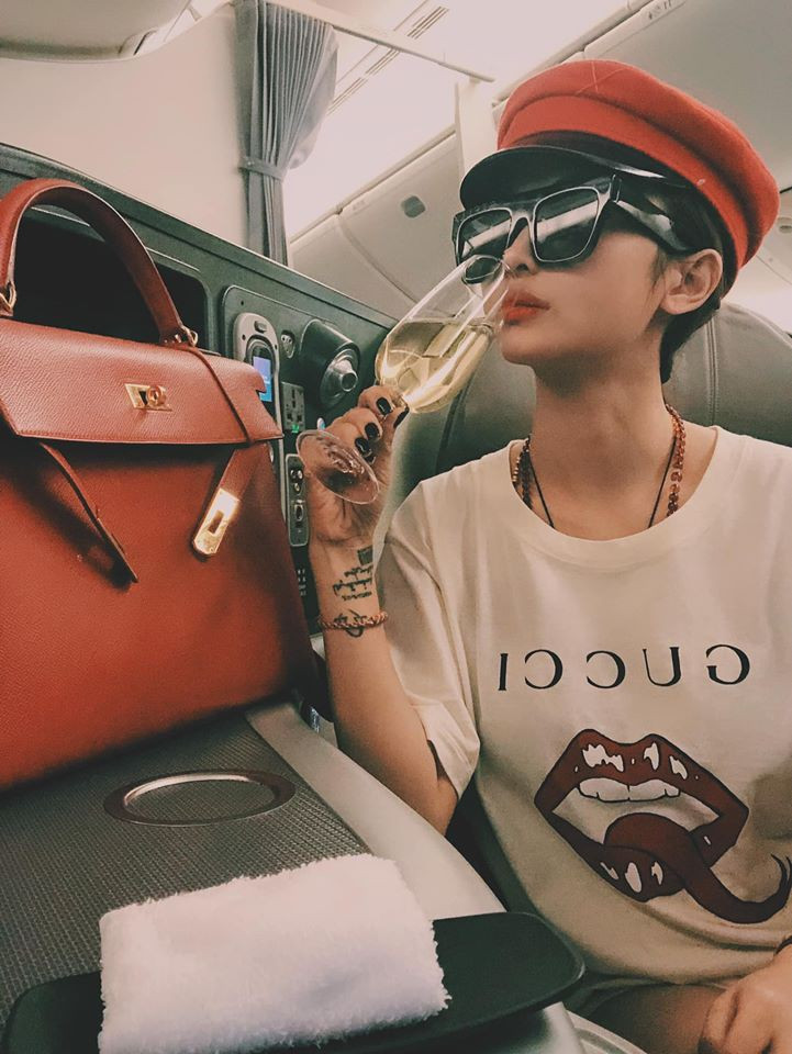 Cuộc sống sang chảnh, ngập trong đồ hiệu của vợ 2 đại gia Minh Nhựa ảnh 9 Cuộc sống sang chảnh, ngập trong đồ hiệu của vợ 2 đại gia Minh Nhựa ảnh 9