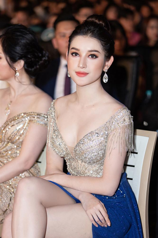 Chụp ảnh trăm kiểu như một, Á hậu Huyền My bị chê “vô hồn như tượng“ ảnh 1 Biểu cảm cứng đơ chụp trăm kiểu như một, Huyền My bị fan nhận xét: Vô hồn chẳng khác nào tượng sáp-1