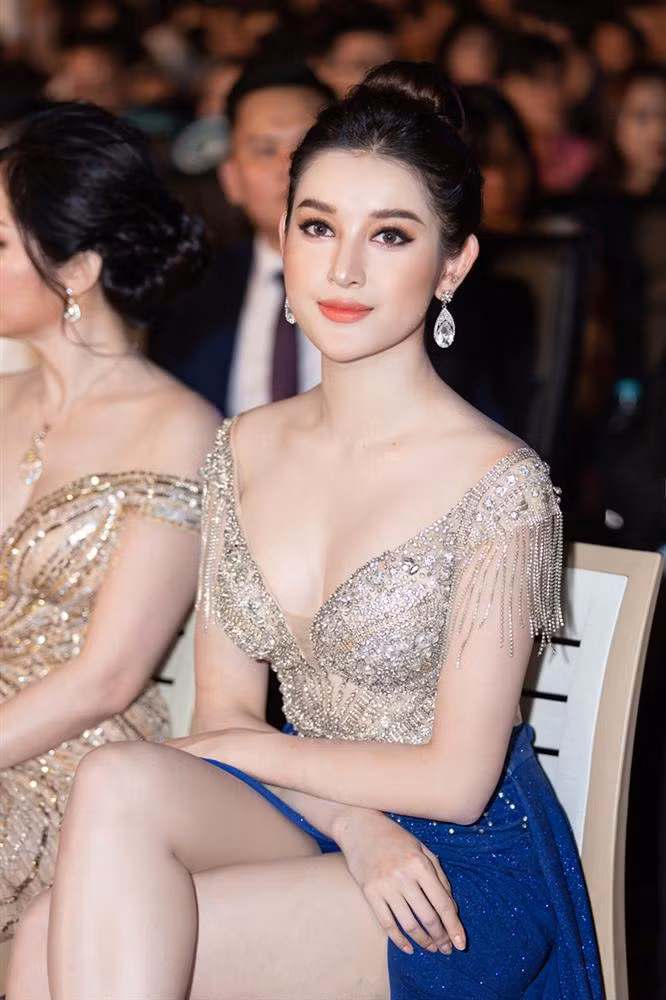 Biểu cảm cứng đơ chụp trăm kiểu như một, Huyền My bị fan nhận xét: Vô hồn chẳng khác nào tượng sáp-1