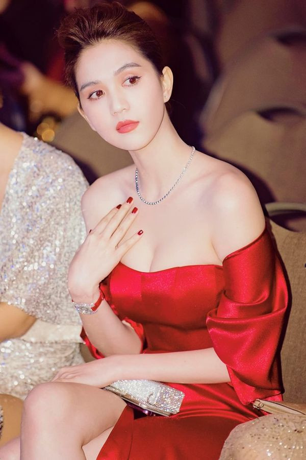 Ngọc Trinh diện váy đỏ cực gợi cảm làm náo loạn thảm đỏ ở Úc ảnh 7 Kiểu tóc búi cao vừa khoe gương mặt thanh tú, vừa khoe tấm vai thọn thả, ngọc ngà.