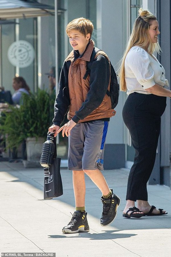 Ngỡ ngàng ngoại hình ngày càng nam tính của Shiloh, con gái Angelina Jolie ảnh 2 moi 13 tuoi, con gai ca shiloh cua angelina jolie da cao gan bang me, ngay cang nam tinh - 4