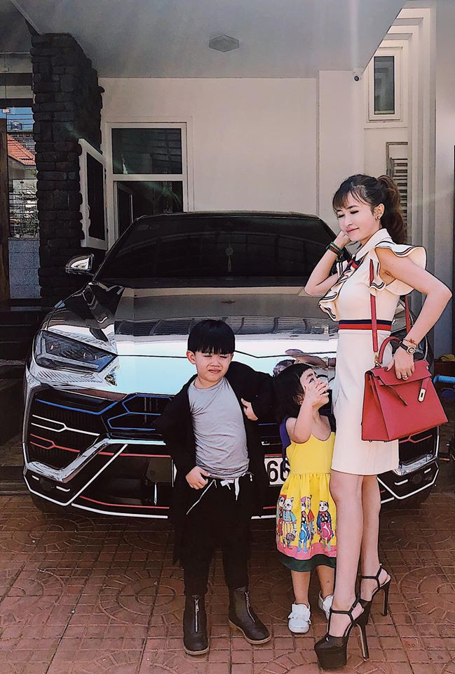 Cuộc sống sang chảnh, ngập trong đồ hiệu của vợ 2 đại gia Minh Nhựa ảnh 5 Cuộc sống sang chảnh, ngập trong đồ hiệu của vợ 2 đại gia Minh Nhựa ảnh 5