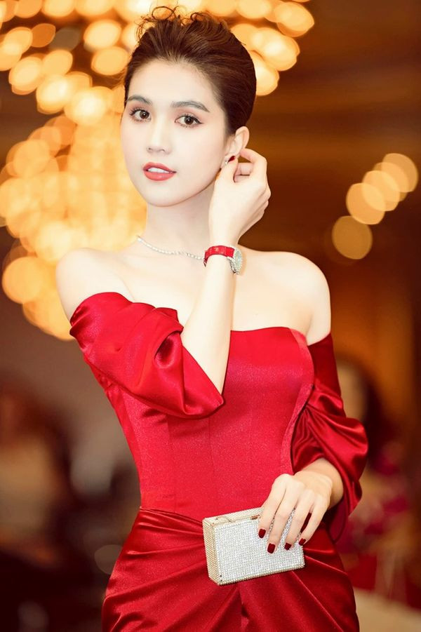 Ngọc Trinh diện váy đỏ cực gợi cảm làm náo loạn thảm đỏ ở Úc ảnh 6 Người đẹp kết hợp phụ kiện đồng hồ, ví cầm tay, dây chuyền ton-sur-ton với trang phục.