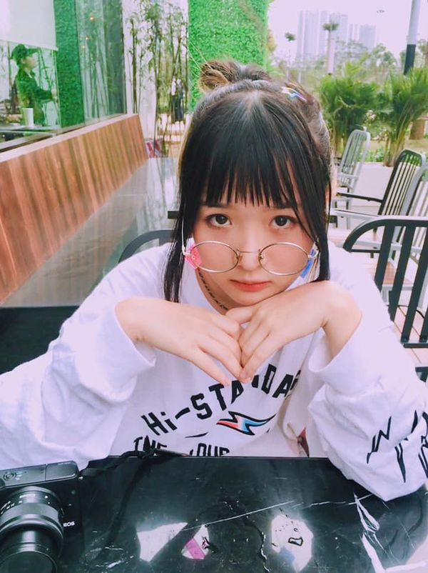 Chân dung gái xinh chen giữa "cặp đôi chim ri" Bảo - Dương trong Về nhà đi con ảnh 10 Xuất hiện gái xinh chen giữa cặp đôi chim ri Bảo Dương, lại còn chụp ảnh thân thiết với bố Quốc ảnh 10