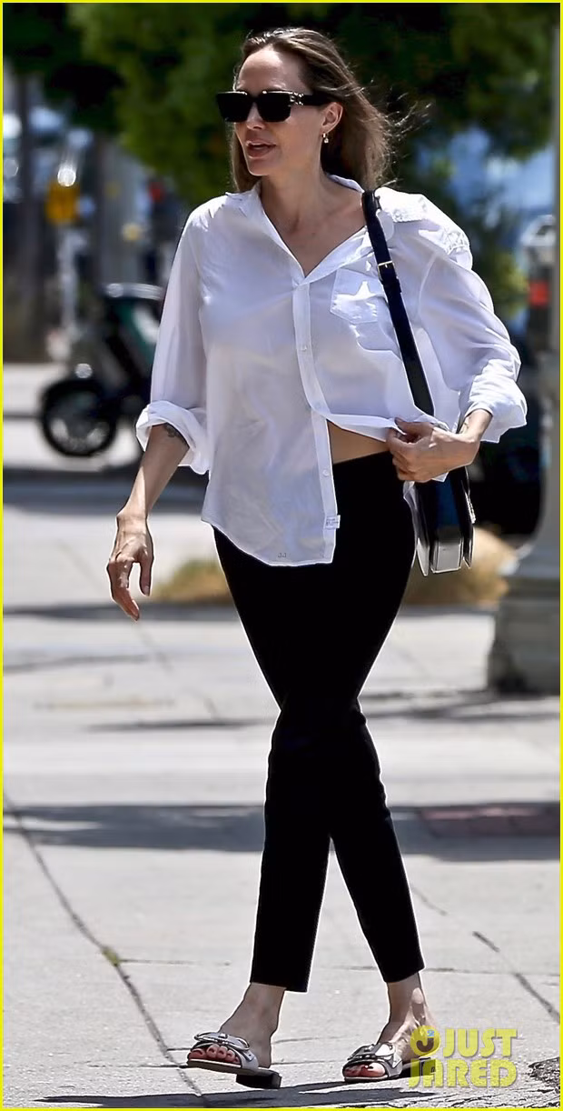 angelina jolie an van gian di, xinh dep dao pho cung con trai cung hinh 3