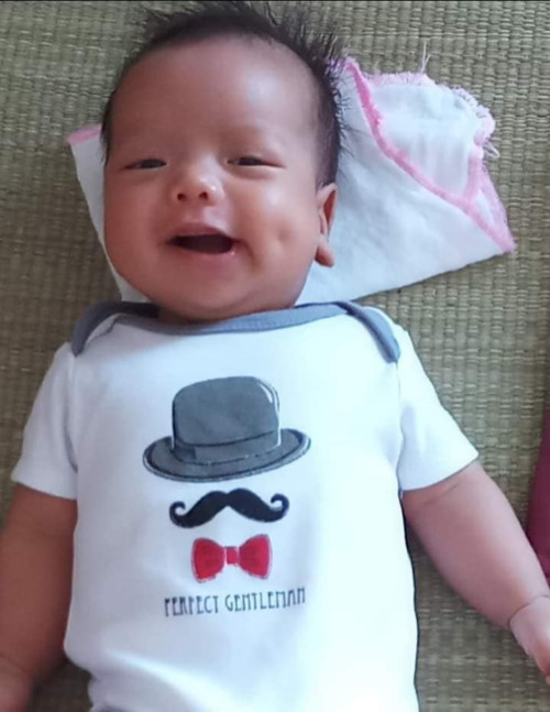 Mỗi khi cười, cậu bé khoe má lúm xinh xắn, đáng yêu.