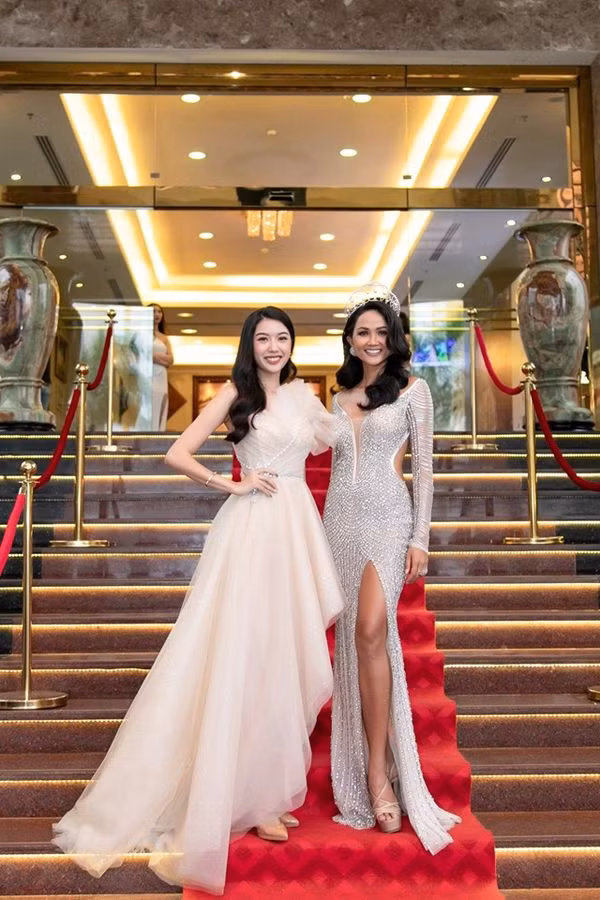 Hầu như những chiếc váy từng mặc trong hành trình 17 ngày ở Thái Lan đều được H