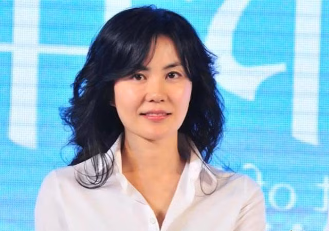 Vương Phi lộ nhiều bằng chứng phẫu thuật thẩm mỹ