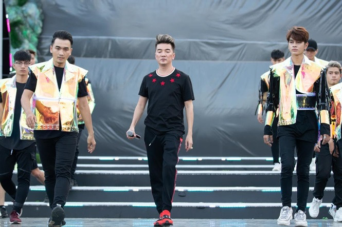 Ở phần tập duyệt của Đàm Vĩnh Hưng, nam ca sĩ miệt mài tập luyện dù sức khoẻ đang không tốt do lịch diễn dày đặc. Ở phần tập duyệt của Đàm Vĩnh Hưng, nam ca sĩ miệt mài tập luyện dù sức khoẻ đang không tốt do lịch diễn dày đặc.