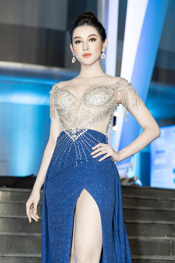 Chụp ảnh trăm kiểu như một, Á hậu Huyền My bị chê “vô hồn như tượng“ ảnh 2 Biểu cảm cứng đơ chụp trăm kiểu như một, Huyền My bị fan nhận xét: Vô hồn chẳng khác nào tượng sáp-2