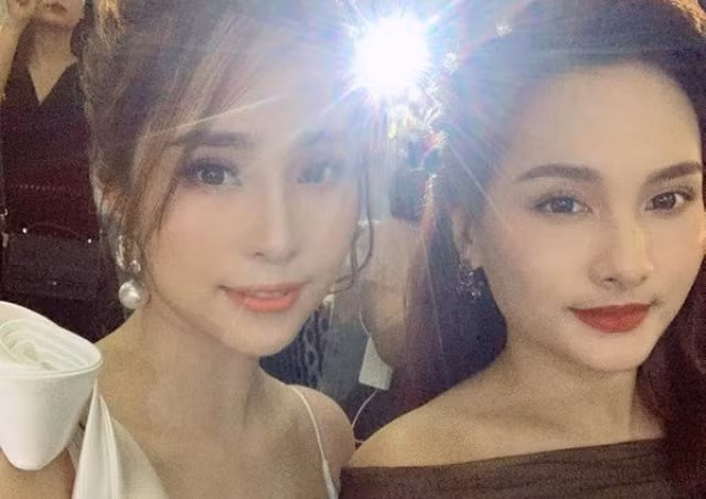 Cùng nhau selfie, Thư và Nhã “tiểu tam” đọ nhan sắc một chín một mười